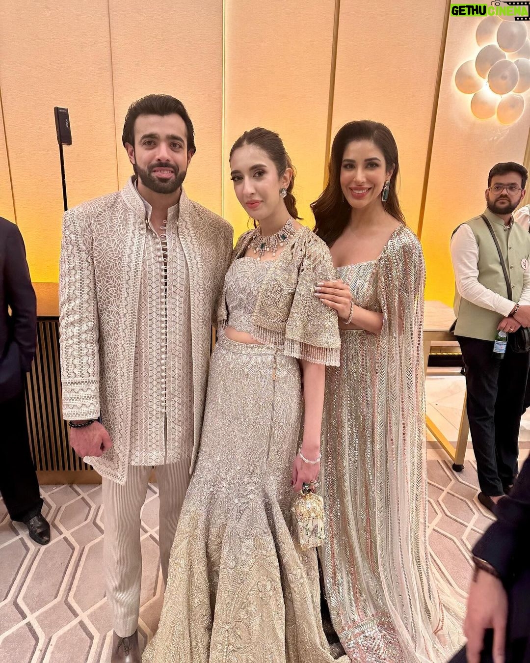 Sophie Choudry Instagram - Is it meβ¦ Am I the drama? (As she adjusts her Manish Malhotra cape) πΈπ½π Congrats J & A! To a lifetime of love and happiness!!! Outfit @manishmalhotra05 Jewels @karishma.joolry HMU Rami Pics @studioafzlofficial #weddingseason #indianfashion #manishmalhotra #weddingszn #sophiechoudry #dubai #atlantisroyal #gururandhawa Atlantis The Royal