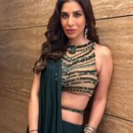 Sophie Choudry Instagram – Not Saree for making you look🤓❤️‍🔥 #sareelove #20yearsofsurilyg 

Outfit @surilyg 
HMU @ambereenyusuf 
@sunset.sue 💚

#styleinspo #green #sari #sophiechoudry #desigirl #styleinspo