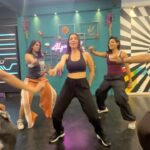 Sophie Choudry Instagram - Can you guess the song…?🤓❤️☺️ #nostalgia #madeyousmile @ferozskhan almost 2 decades later this choreo is still lit 🔥❤️ #memories #indipop #sophiechoudry #weekendvibes #thischoreographytho #ekpardesimeradillegaya #ekpardesi #besttimes #trendingsongs #evergreen
