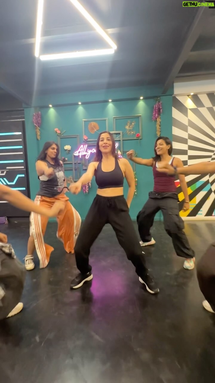 Sophie Choudry Instagram - Can you guess the song…?🤓❤️☺️ #nostalgia #madeyousmile @ferozskhan almost 2 decades later this choreo is still lit 🔥❤️ #memories #indipop #sophiechoudry #weekendvibes #thischoreographytho #ekpardesimeradillegaya #ekpardesi #besttimes #trendingsongs #evergreen