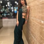 Sophie Choudry Instagram - Not Saree for making you look🤓❤️‍🔥 #sareelove #20yearsofsurilyg Outfit @surilyg HMU @ambereenyusuf @sunset.sue 💚 #styleinspo #green #sari #sophiechoudry #desigirl #styleinspo