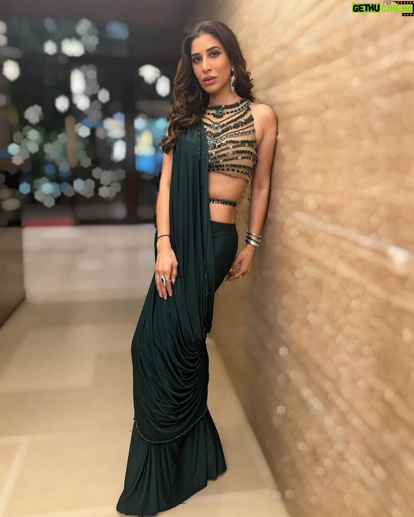 Sophie Choudry Instagram - Not Saree for making you look🤓❤‍🔥 #sareelove #20yearsofsurilyg Outfit @surilyg HMU @ambereenyusuf @sunset.sue 💚 #styleinspo #green #sari #sophiechoudry #desigirl #styleinspo
