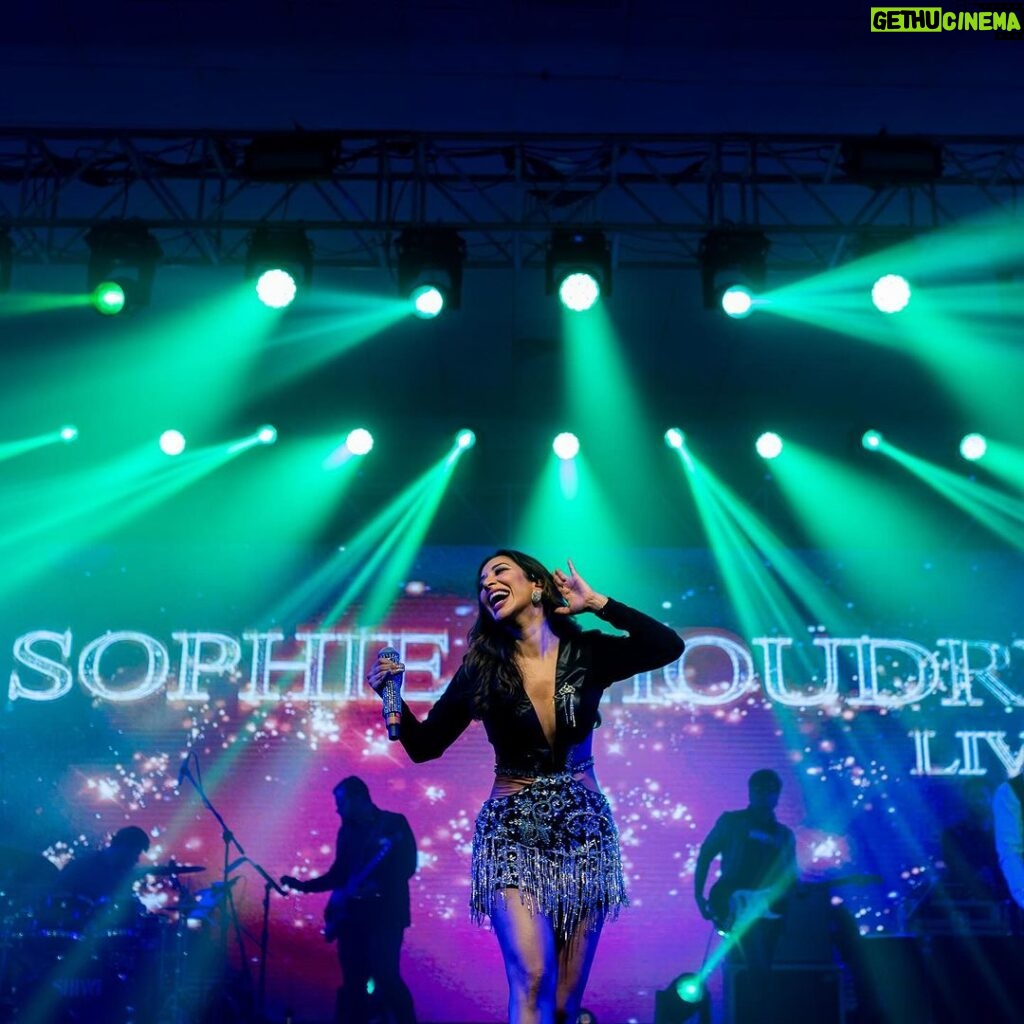 Sophie Choudry Instagram - Woohoo!!! Bringing in 2024 doing what I love best with my incredible team & an amazing audience!!! May we all get to do more of what we love this year! Health & happiness guys! Big love🥳🥳❤❤ #hello2024 #happynewyear #countdown #giglife #sophielive #sophiechoudry #teamsophie #newyear #makingmemories #readyfor2024 #gratitude Tku @thedeltindaman @hardikd1612 @vaibhavmota @deltin_life 💕 Tku @thecamshutter for the amazing images And my incredible team.. love you and grateful for all of you!! My band (Hanif, Aslam, Firoz, Nafis, keyur, Vinay, Nilesh, Tuhin), my dancers & choreographers Vinod, Sumeet, (Rupali, Neha, Sagar, Niket), Sound, lights, graphics (Jitu, Almas, Saaya), My dearest Jerry , Amber, Santosh and above all Ma (I love you tons)💕💕💕