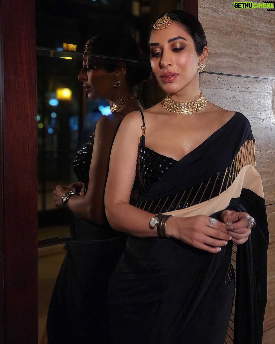Sophie Choudry Instagram - Of saris and celebrations… Congratulations Kari & Dhanraj! So much love to you both ❤️♾️ #weddingseason #sareelove #sarinotsorry #styleinspo #indianwedding #sophiechoudry Saris @shivanandnarresh HMU @ambereenyusuf Jewels @azotiique