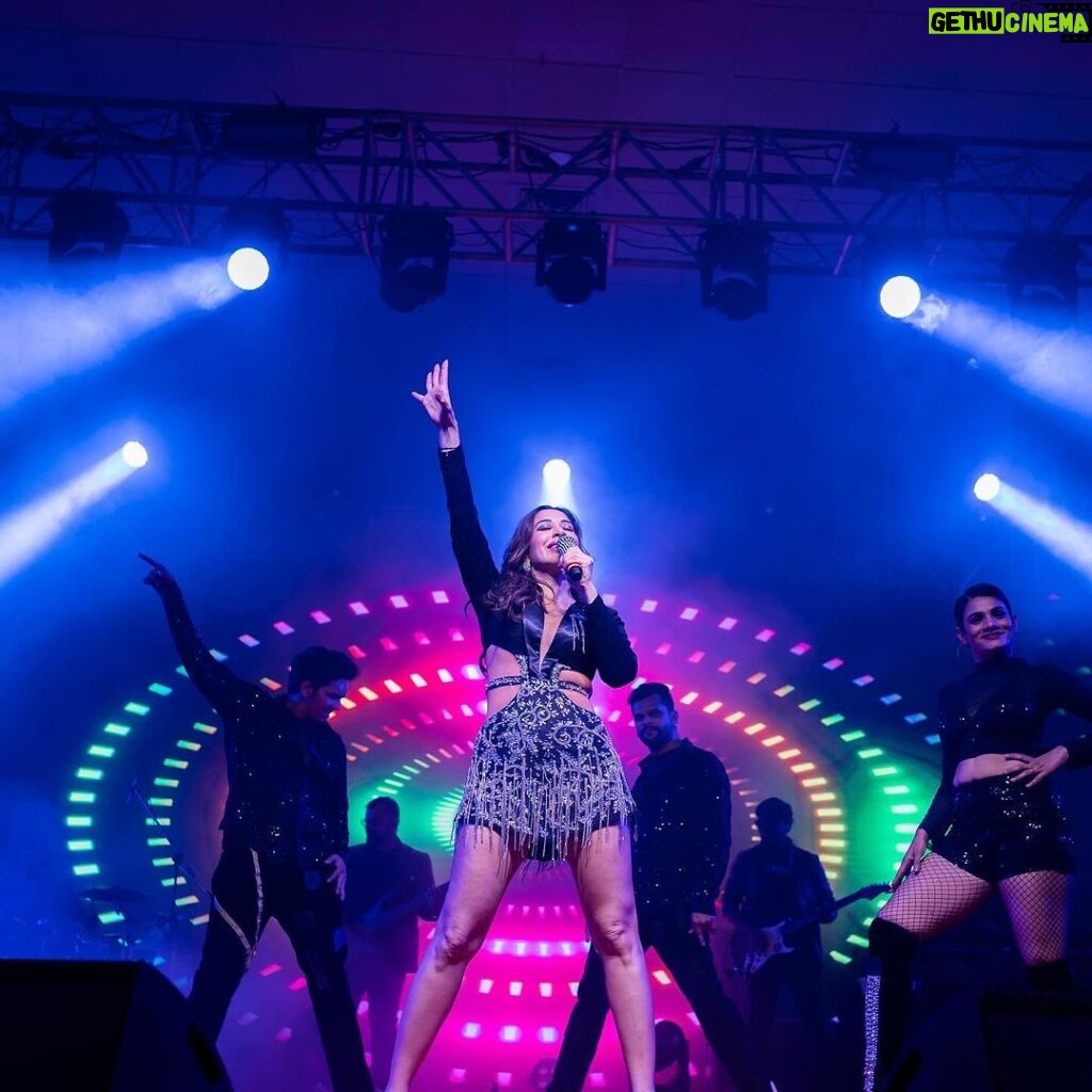 Sophie Choudry Instagram - Woohoo!!! Bringing in 2024 doing what I love best with my incredible team & an amazing audience!!! May we all get to do more of what we love this year! Health & happiness guys! Big love🥳🥳❤️❤️ #hello2024 #happynewyear #countdown #giglife #sophielive #sophiechoudry #teamsophie #newyear #makingmemories #readyfor2024 #gratitude Tku @thedeltindaman @hardikd1612 @vaibhavmota @deltin_life 💕 Tku @thecamshutter for the amazing images And my incredible team.. love you and grateful for all of you!! My band (Hanif, Aslam, Firoz, Nafis, keyur, Vinay, Nilesh, Tuhin), my dancers & choreographers Vinod, Sumeet, (Rupali, Neha, Sagar, Niket), Sound, lights, graphics (Jitu, Almas, Saaya), My dearest Jerry , Amber, Santosh and above all Ma (I love you tons)💕💕💕