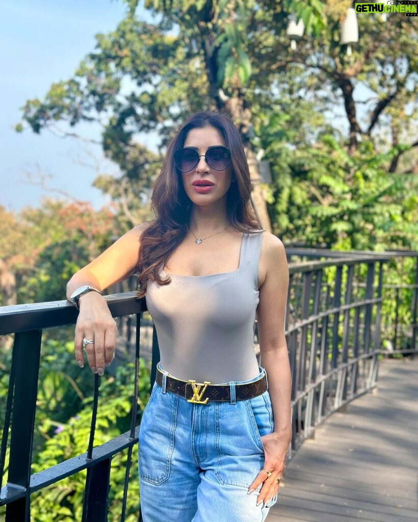 Sophie Choudry Instagram - Morning!! After a killer gig last night, reflecting on a year filled with more highs than lows… Tons of gigs, lots of travel, family time, self care & the opportunity to prepare for 2024. With everything that’s happening in the world, I am forever grateful for the life I have. And am forever thankful to the audience for loving me through the years💕 #shukr #byebye2023 #giglife #sophielive #sophiechoudry #gratitude #readyfor2024 #goa Goa