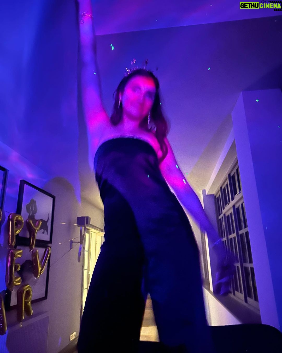 Sophie Turner Instagram - We’re just chilliiiiiiiiiin n vibiiiiiiiiiiin n relaxiiiiiiiiin . Hiya 2023