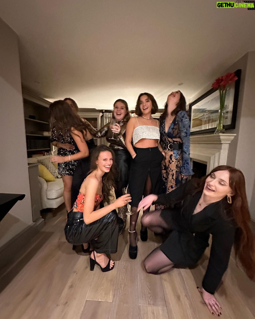 Sophie Turner Instagram - We’re just chilliiiiiiiiiin n vibiiiiiiiiiiin n relaxiiiiiiiiin . Hiya 2023