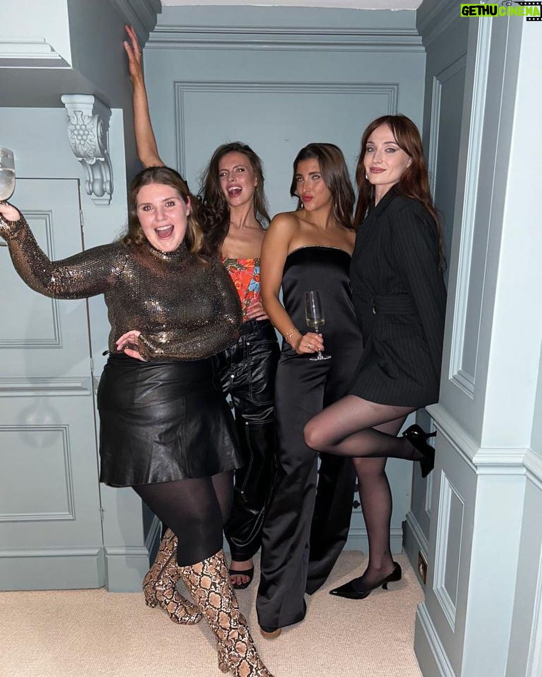 Sophie Turner Instagram - We’re just chilliiiiiiiiiin n vibiiiiiiiiiiin n relaxiiiiiiiiin . Hiya 2023