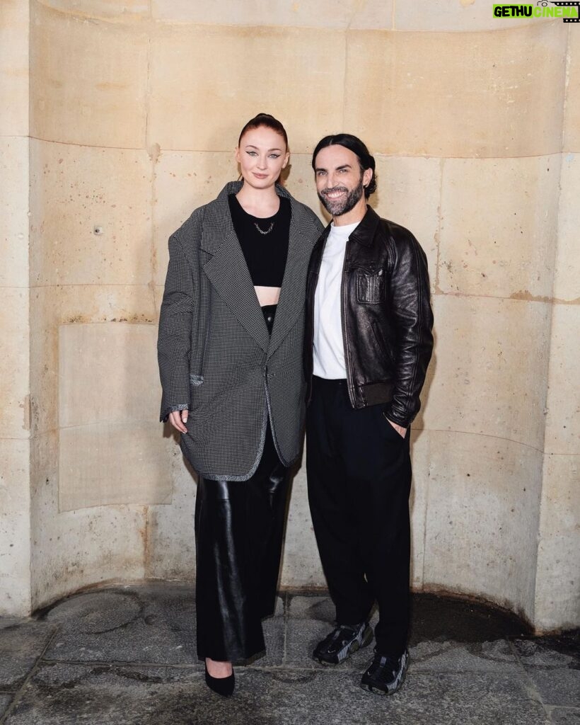 Sophie Turner Instagram - Your mind never ceases to amaze me @nicolasghesquiere so thankful to be a part of this family @louisvuitton