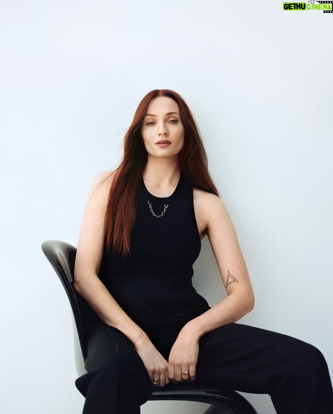 Sophie Turner Instagram - The Cut β with my fave @jessicachastain πΈ @oliviamalone π @kateyoung πββοΈ @gregoryrussellhair π @georgieeisdell π
@jolene.b.nails βοΈ Susie Kourinian π assisted by @laurenjeworski π₯ @homeagency