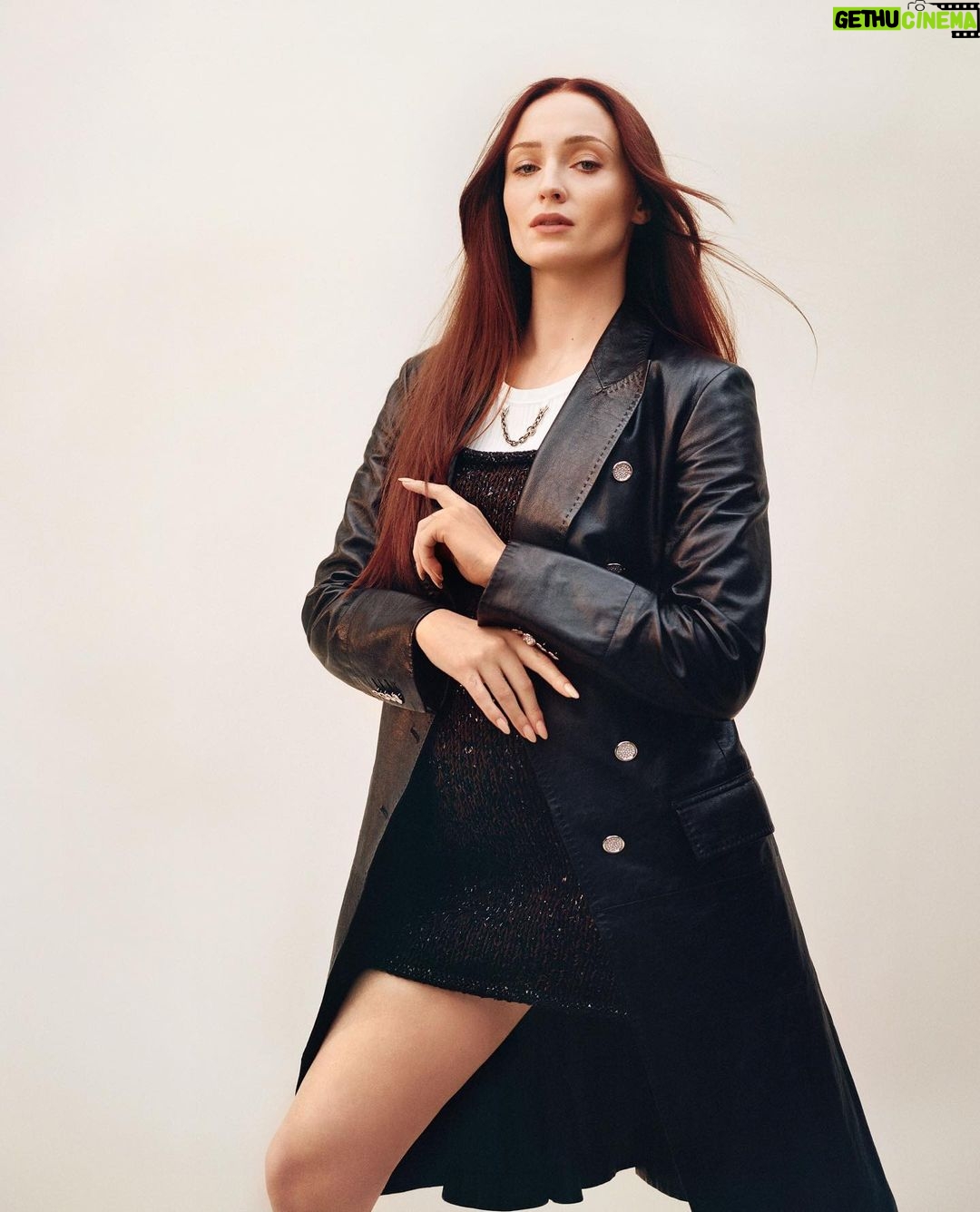 Sophie Turner Instagram - The Cut β with my fave @jessicachastain πΈ @oliviamalone π @kateyoung πββοΈ @gregoryrussellhair π @georgieeisdell π
@jolene.b.nails βοΈ Susie Kourinian π assisted by @laurenjeworski π₯ @homeagency