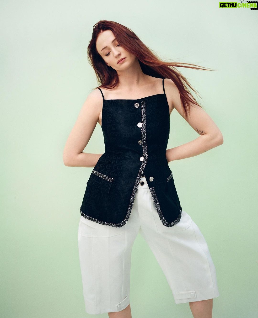Sophie Turner Instagram - The Cut β with my fave @jessicachastain πΈ @oliviamalone π @kateyoung πββοΈ @gregoryrussellhair π @georgieeisdell π
@jolene.b.nails βοΈ Susie Kourinian π assisted by @laurenjeworski π₯ @homeagency