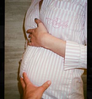 Sophie Turner Instagram - 🤰 💕 ☀️