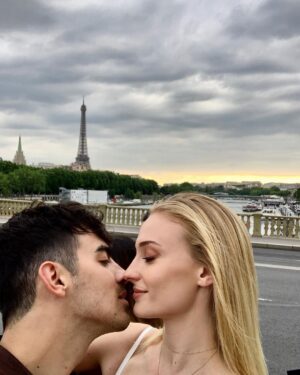 Sophie Turner Instagram - 🇫🇷 me 😏