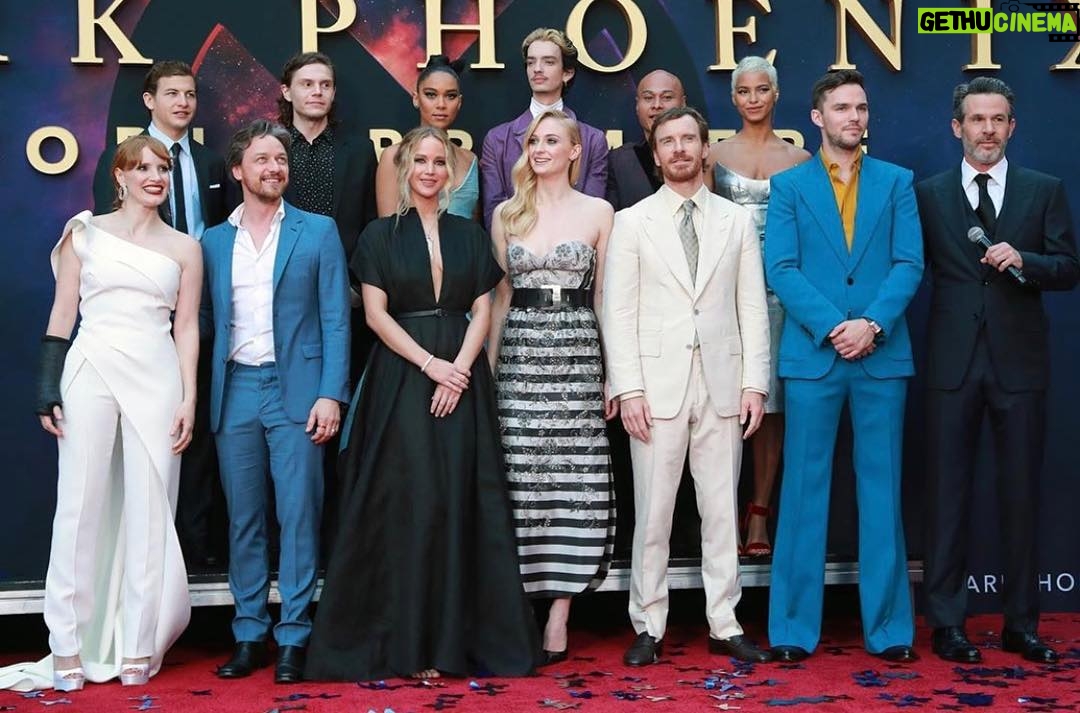 Sophie Turner Instagram - I love you all like family!!!! #darkphoenix 🔥