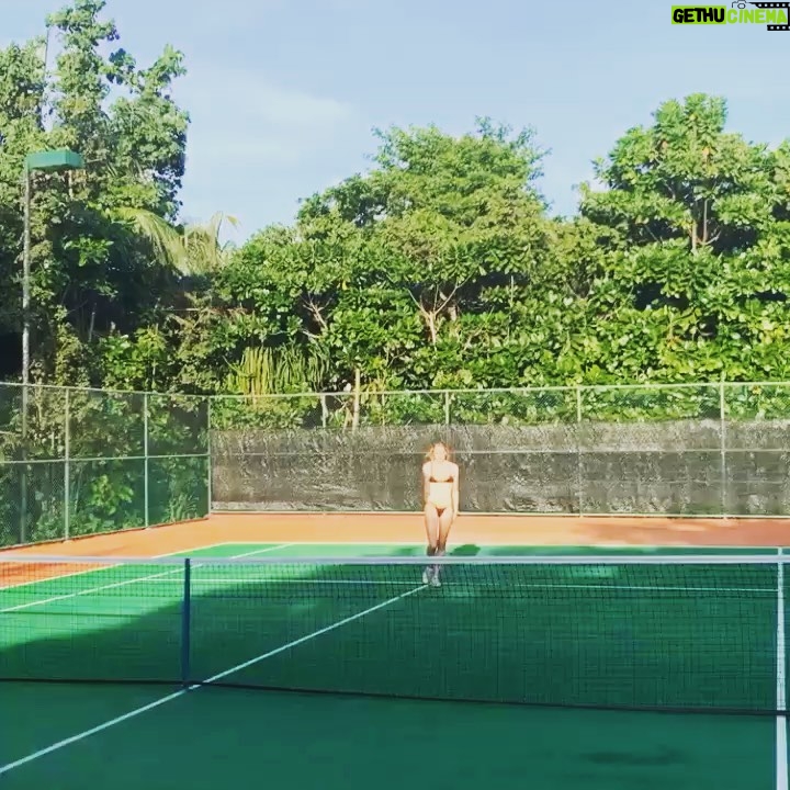 Sophie Turner Instagram - Days spent drinking watermelon daiquiris excessively, reading books, playing tennis and riding bikes. And best of all.... #nonewsnoshoes #dicoversoneva Soneva Fushi