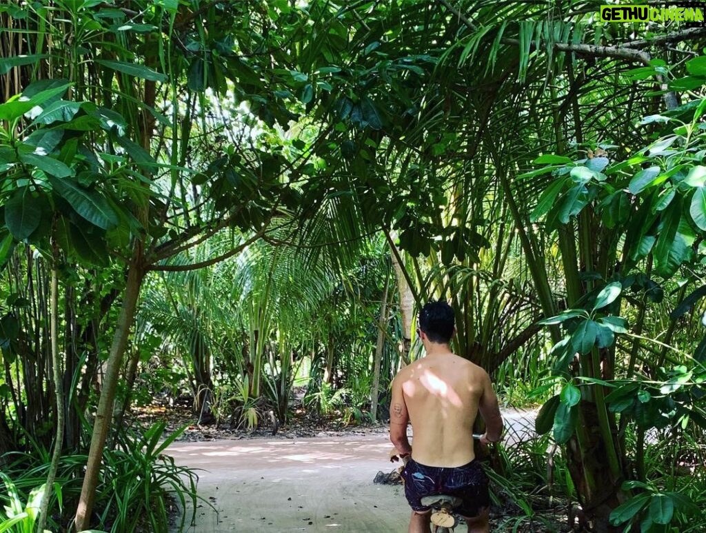 Sophie Turner Instagram - Paradise ☀️🌊✨ such a magical place #discoversoneva Soneva Fushi