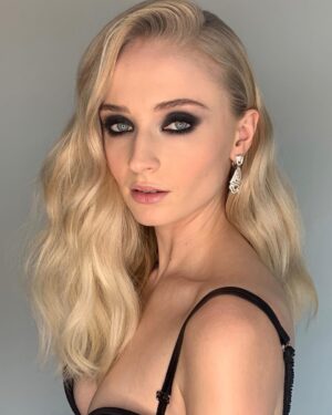 Sophie Turner Instagram - @wellahairusa getting my hair recharged and ready #ForTheThrone. 👑#AskForWella #WellaHair #ad @wellahair