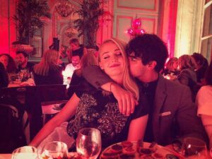 Sophie Turner Instagram - With my love in Paris ♥️