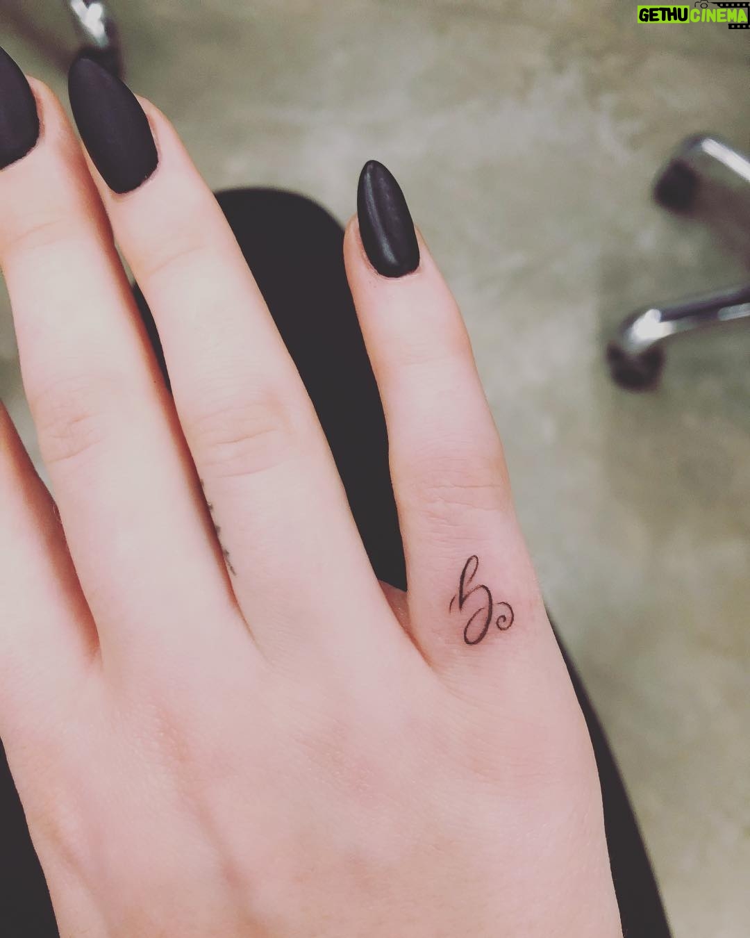 Sophie Turner Instagram - @mr.k_tattoo for my grandad. My hero.