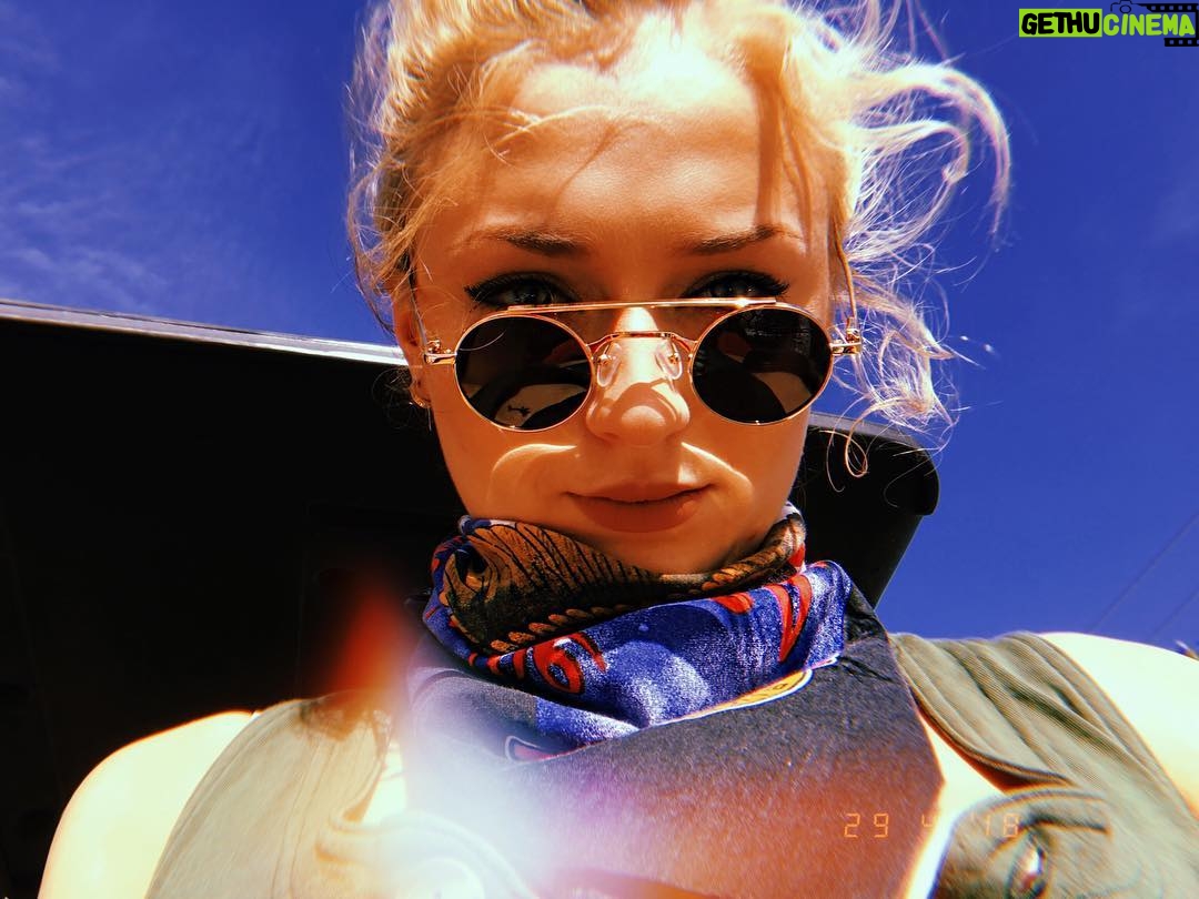 Sophie Turner Instagram - Good vibrations ☀️ 🎶 🤠 Palm Springs, California