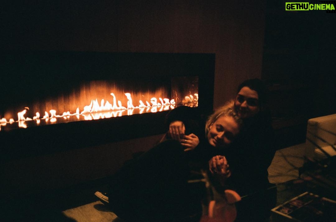 Sophie Turner Instagram - Me n my mais 🌈 💫 ♥️