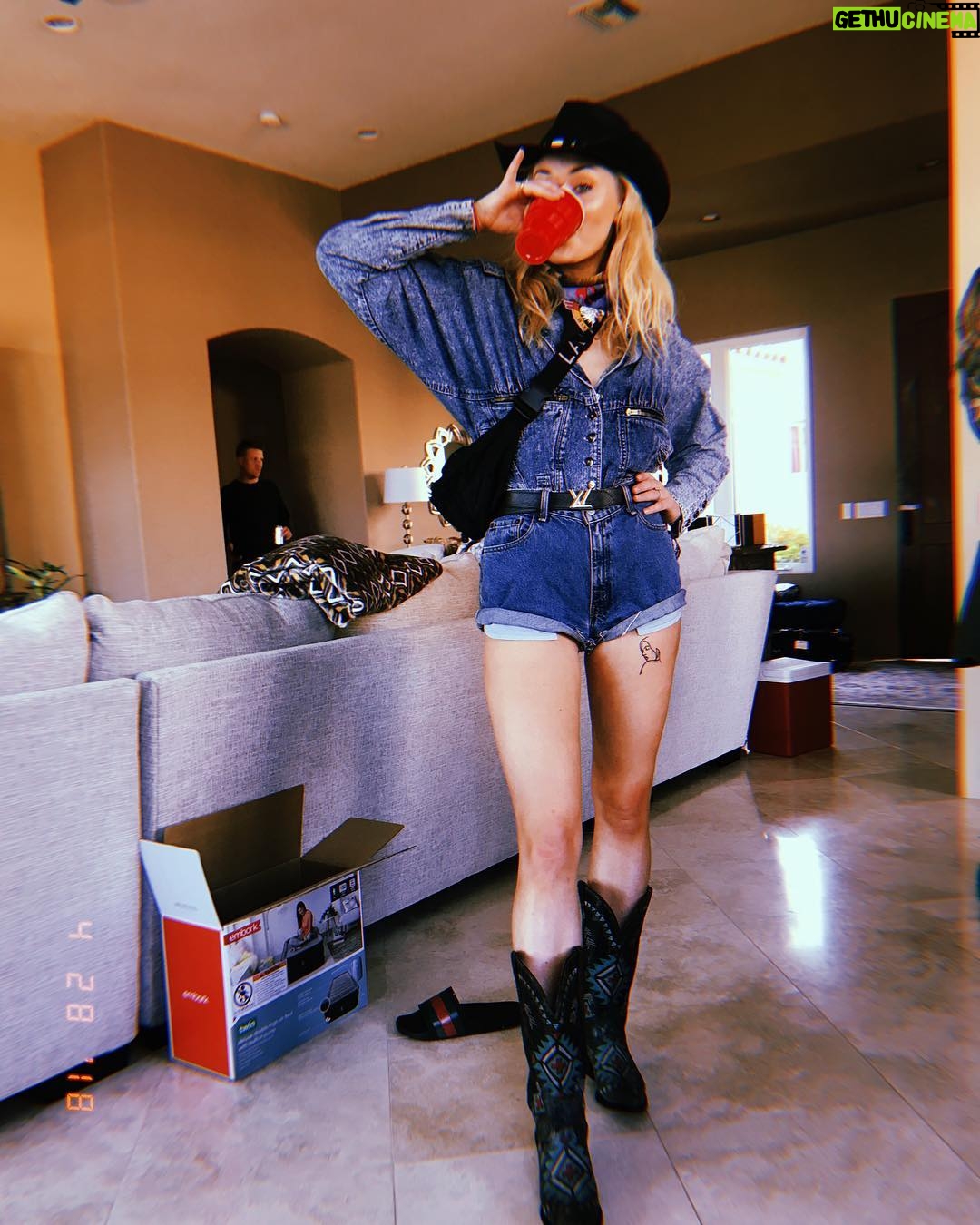 Sophie Turner Instagram - Pinkies up cowboys