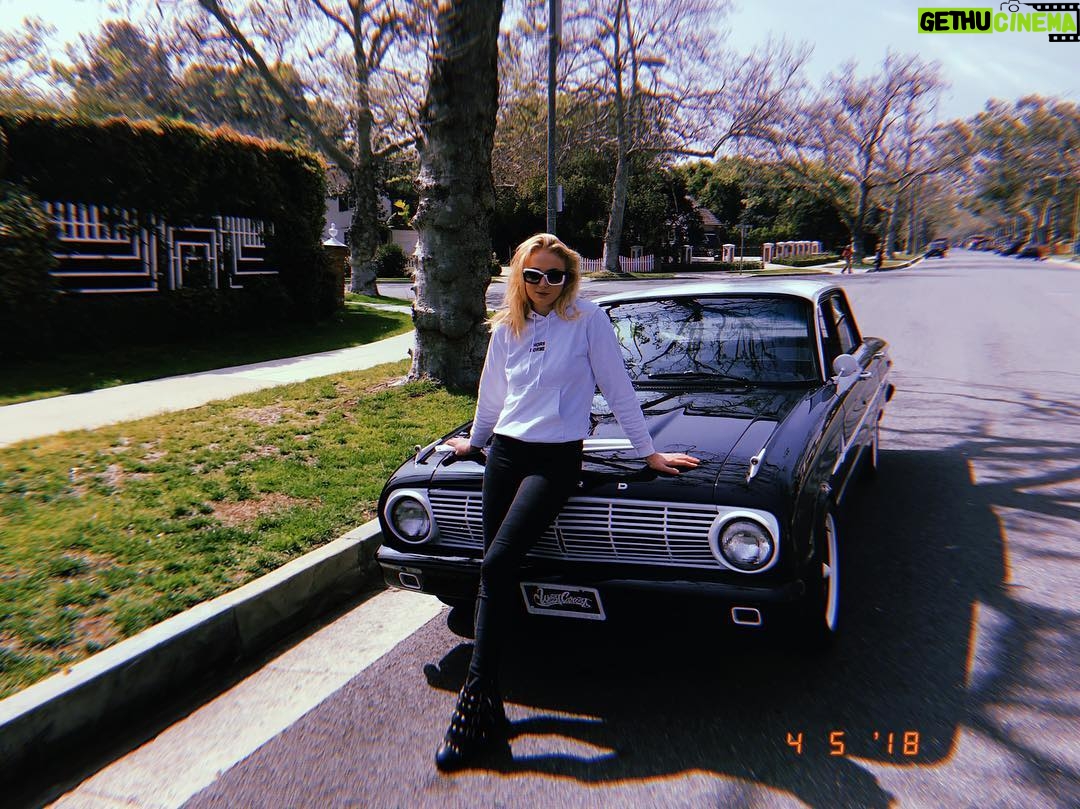 Sophie Turner Instagram - ⚫️⚪️⚫️⚪️⚫️⚪️⚫️⚪️