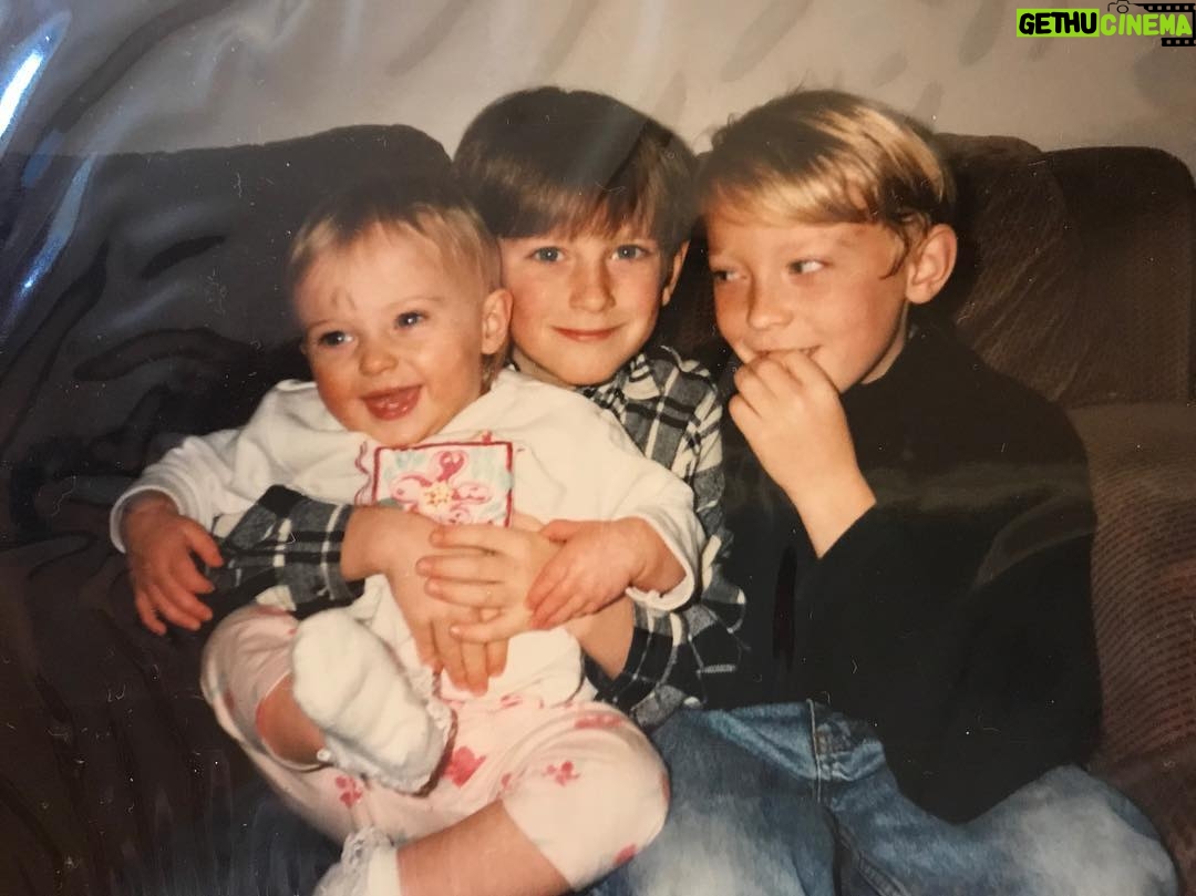 Sophie Turner Instagram - Turner trio. Three musketeers. 4 lyf.