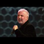 Soso Pavliashvili Instagram - Вот такое доброе рок-н-ролльное Рождество у нас получилось! Кайфую каждый раз от этого произведения. Присоединяйтесь и вы к нашему неимоверному драйву 💃🎸 Кто еще не слушал мой альбом «Жизнь это рок-н-ролл»? От всей души рекомендую 💪🏻 Спасибо моему другу @gvleps за потрясающий концерт!