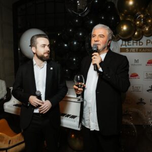 Soso Pavliashvili Instagram - В эти выходные отметили 5-летия ресторана Mukuzani @mukuzani_restaurant и караоке-клуба “Небо на ладони” @_nebo_na_ladony , которые мы с партнерами GG Group @g.g.group открыли в конце октября 2018 🍷

Спасибо всем, кто разделил этот праздник с нами❤️ Мир вашему и нашему дому!

Ну а мы вступаем в следующее 5-летие с любовь к вам, нашим дорогим гостям. Каждый день ждём вас с вкусной едой и хорошей музыкой!

Ваш Сосо Павлиашвили🌹