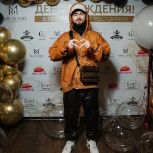 Soso Pavliashvili Instagram - В эти выходные отметили 5-летия ресторана Mukuzani @mukuzani_restaurant и караоке-клуба “Небо на ладони” @_nebo_na_ladony , которые мы с партнерами GG Group @g.g.group открыли в конце октября 2018 🍷

Спасибо всем, кто разделил этот праздник с нами❤️ Мир вашему и нашему дому!

Ну а мы вступаем в следующее 5-летие с любовь к вам, нашим дорогим гостям. Каждый день ждём вас с вкусной едой и хорошей музыкой!

Ваш Сосо Павлиашвили🌹