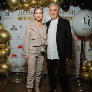 Soso Pavliashvili Instagram - В эти выходные отметили 5-летия ресторана Mukuzani @mukuzani_restaurant и караоке-клуба “Небо на ладони” @_nebo_na_ladony , которые мы с партнерами GG Group @g.g.group открыли в конце октября 2018 🍷

Спасибо всем, кто разделил этот праздник с нами❤️ Мир вашему и нашему дому!

Ну а мы вступаем в следующее 5-летие с любовь к вам, нашим дорогим гостям. Каждый день ждём вас с вкусной едой и хорошей музыкой!

Ваш Сосо Павлиашвили🌹