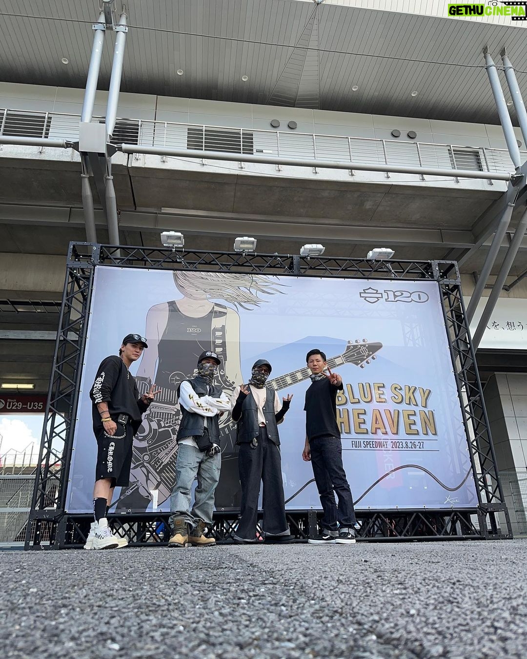 Sota Hanamura Instagram - BLACK HORSE日誌 まさおさんと( @masao_mob ) ハーレーの祭典 ブルスカに行ってきました! 楽しかったー! 最近の友達 やのさん( @yano_soichiro7878 ) れんくん( @rennnf ) も一緒でした! 日焼け防止の花村も添えて #da_ice #花村想太 #ダンスボーカル #ブレイクアウト #ハーレー #FXBRS #breakout114 #HarleyDavidson