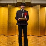 Sota Hanamura Instagram - この度令和四年度文化庁芸術祭新人賞を受賞させていただきました。 僕はこの『ジャージー・ボーイズ』フランキー・ヴァリ役を演じるにあたり、本当にたくさんの方々のお力をお借りしました。何よりこの作品へと僕を導いてくださった初演からずっとフランキーを演じておられる中川晃教さんに大きな感謝を伝えたいです。 そしてチームGREENの3人をはじめ全キャスト、演出家の藤田さんをはじめ全スタッフさんにも感謝しかありません。 この作品は実在する大人気グループ、 フォーシーズンズの栄光と挫折を描いた物語。 僕も普段Da-iCEというグループに在籍しており、渋谷の小さなライブハウスからスタートしお客さまも初ライブは10人くらい、 初めての地方ライブでは1人という状況でした。 そんな境遇が、恐縮しながらも少し似ているなと感銘を受けていたことが、 この作品をより身近な感覚でお届けできた要因なのかなと思っております。 この賞に慢心することなく糧として、また一つ一つ階段を登らせていただきたいと思います。 そしていつも支えてれる家族、友達！ なによりファンの皆様。 本当にありがとうございました！ #ジャージーボーイズ #da_ice