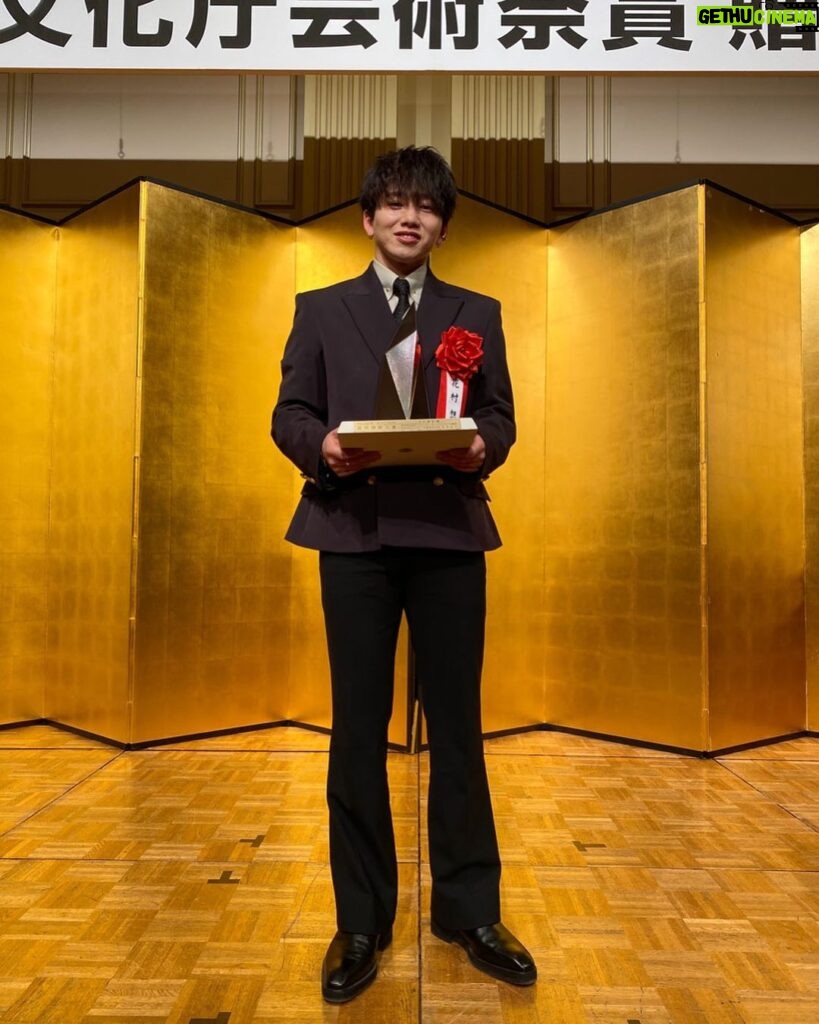 Sota Hanamura Instagram - この度令和四年度文化庁芸術祭新人賞を受賞させていただきました。 僕はこの『ジャージー・ボーイズ』フランキー・ヴァリ役を演じるにあたり、本当にたくさんの方々のお力をお借りしました。何よりこの作品へと僕を導いてくださった初演からずっとフランキーを演じておられる中川晃教さんに大きな感謝を伝えたいです。 そしてチームGREENの3人をはじめ全キャスト、演出家の藤田さんをはじめ全スタッフさんにも感謝しかありません。 この作品は実在する大人気グループ、 フォーシーズンズの栄光と挫折を描いた物語。 僕も普段Da-iCEというグループに在籍しており、渋谷の小さなライブハウスからスタートしお客さまも初ライブは10人くらい、 初めての地方ライブでは1人という状況でした。 そんな境遇が、恐縮しながらも少し似ているなと感銘を受けていたことが、 この作品をより身近な感覚でお届けできた要因なのかなと思っております。 この賞に慢心することなく糧として、また一つ一つ階段を登らせていただきたいと思います。 そしていつも支えてれる家族、友達！ なによりファンの皆様。 本当にありがとうございました！ #ジャージーボーイズ #da_ice