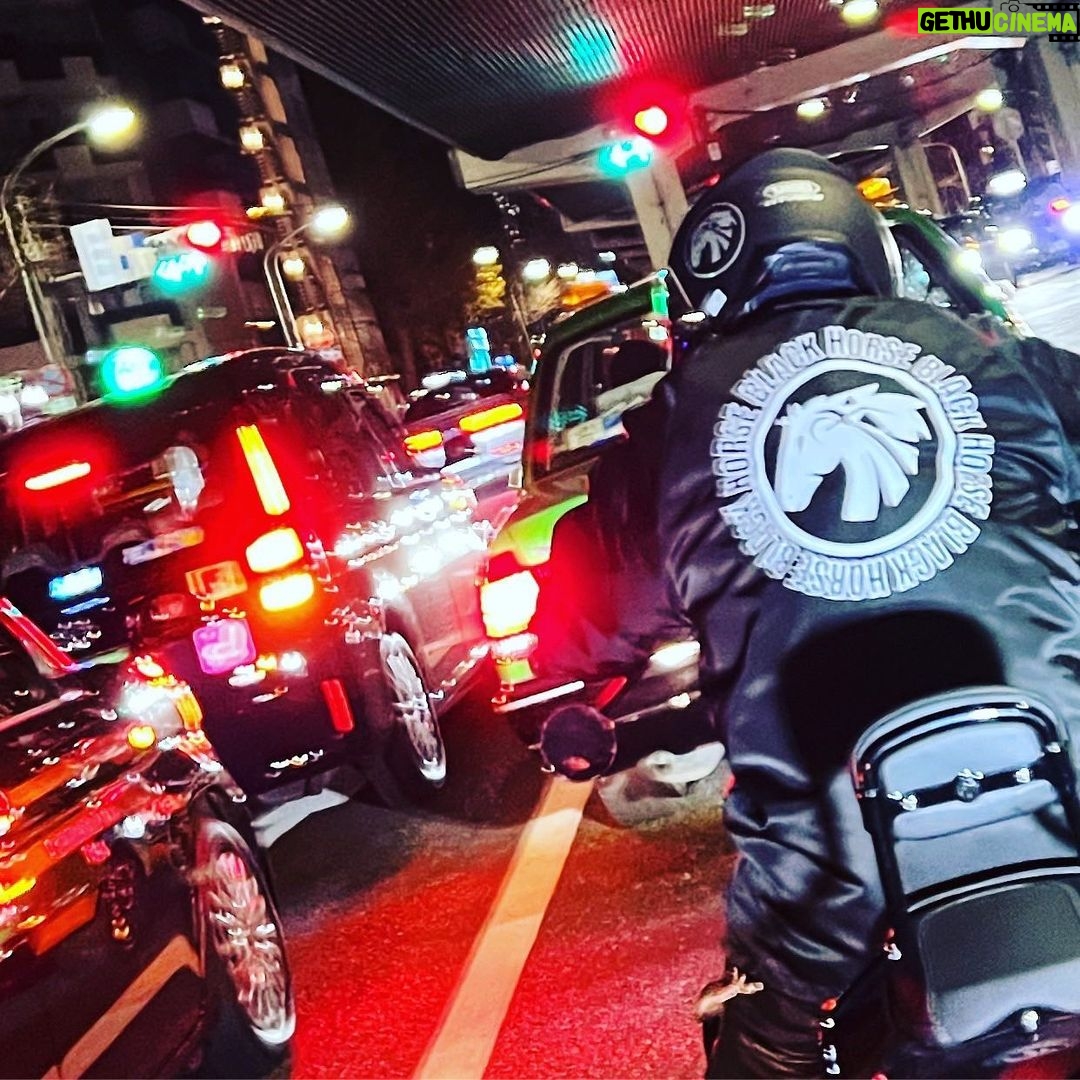 Sota Hanamura Instagram - BLACK HORSE日誌 MASAOさんとKATSUと3人でお好み焼きを食べに行きました! 遂に僕とMASAOさんは電熱ウェアを手に入れ、まるで温泉に入りながらバイクに乗っているような感覚で幸せな時を過ごしました! 一方KATSUは電熱ウェアを持っていないので恐ろしく寒そうでした。
