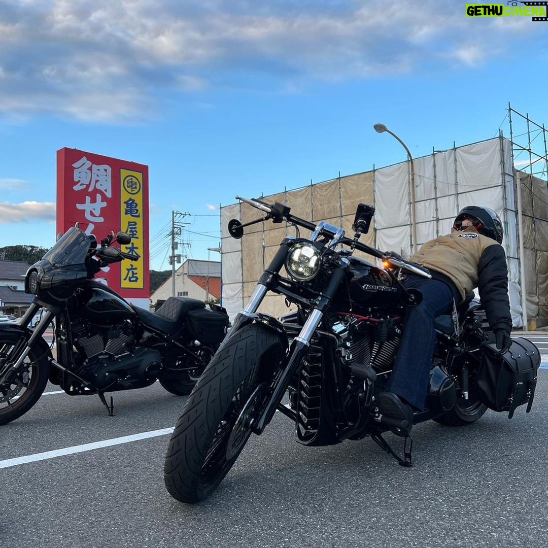 Sota Hanamura Instagram - @masao_mob さんとツーリング行ってきました! 朝10時半から家に着いたのは21時半でした! いやー、、、走りすぎて首、腕、腰が破壊されました! でも楽しかったですぜ! 最後の写真は、もうむりーってなってる図です。