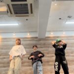Sota Hanamura Instagram – Oh s**t!! feat. SKY-HI 覚えたてver!!
シッキンさんのアシスタントさんに急遽きていただき教えてもらいました!
難しすぎて覚えたてでは上手く踊りきれず悔しいので、来週もっかいやります!!!
#da_ice
#stkgz
#sky_hi
#シッキン
#踊ってみた
#花村想太