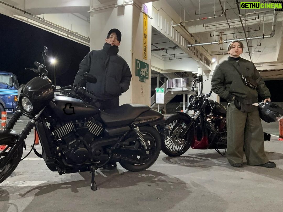 Sota Hanamura Instagram - 海ほたる!! 後輩くんが、僕のバイク乗ってきてくれたので、 2台とも僕のバイク。 まさか自分のバイク並べて写真撮れるなんて。。。 #da_ice #バイク #ハーレー #FXBRS #xg750 #ストリート750 #ブレイクアウト114