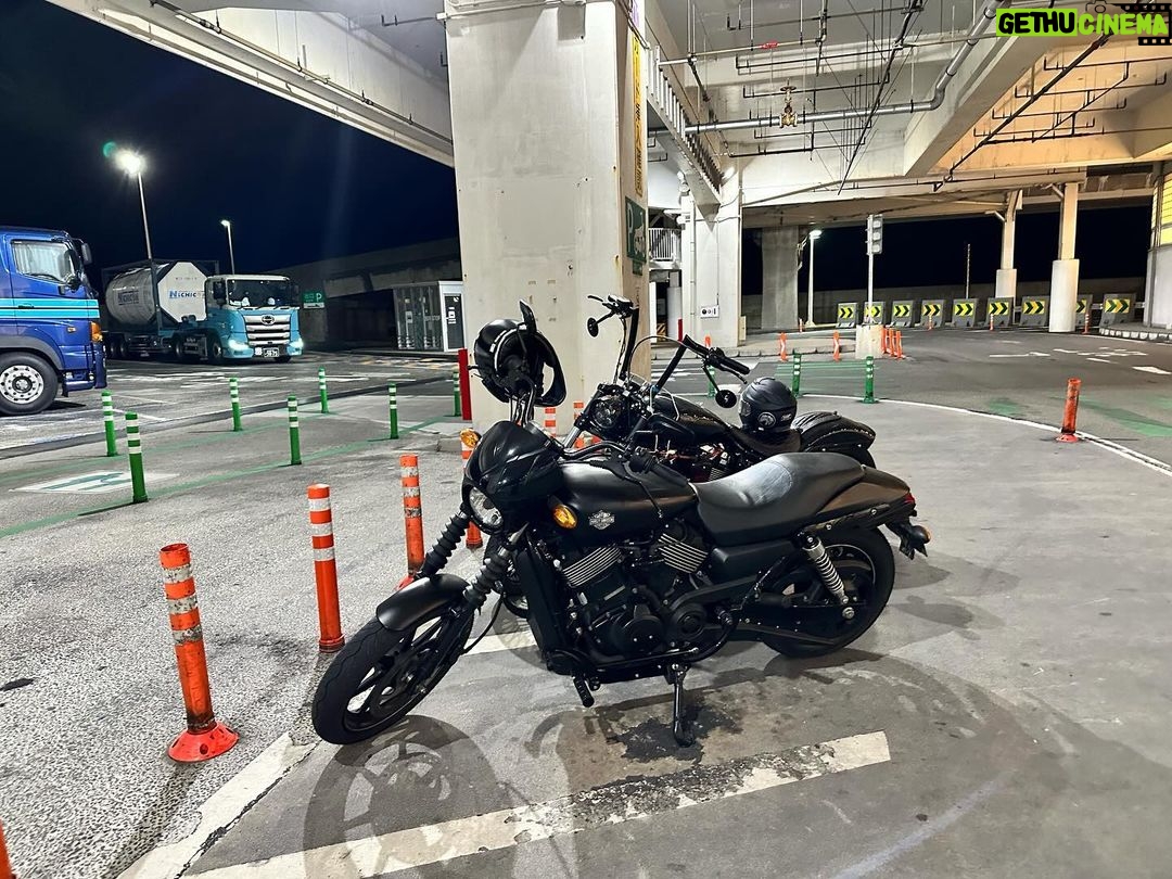 Sota Hanamura Instagram - 海ほたる!! 後輩くんが、僕のバイク乗ってきてくれたので、 2台とも僕のバイク。 まさか自分のバイク並べて写真撮れるなんて。。。 #da_ice #バイク #ハーレー #FXBRS #xg750 #ストリート750 #ブレイクアウト114