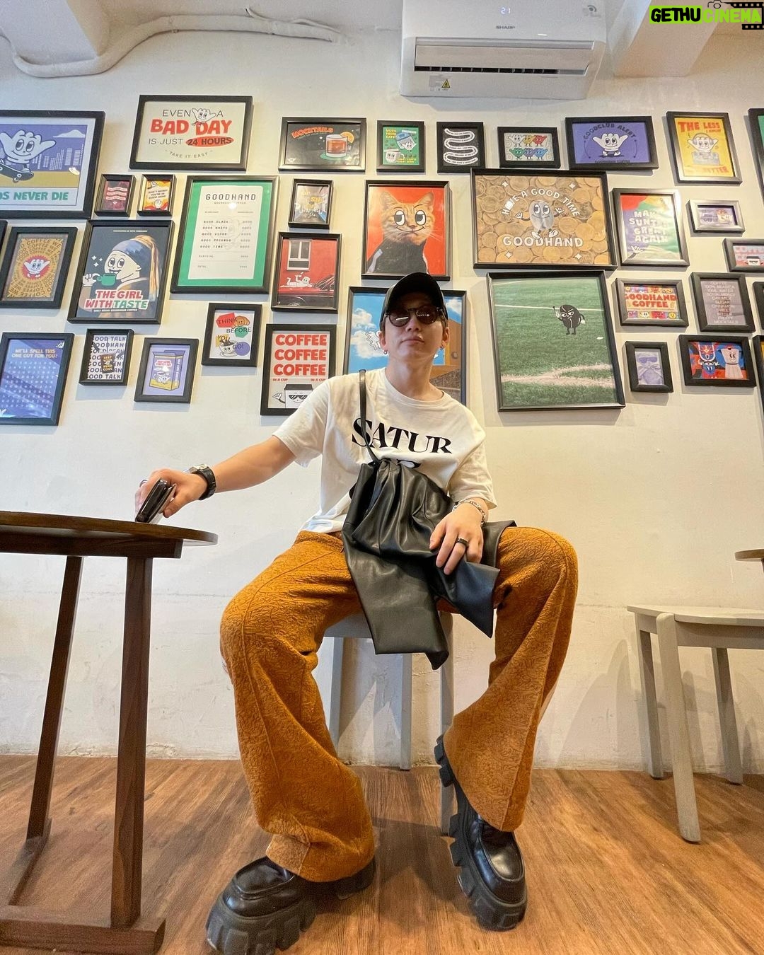 Sota Hanamura Instagram - in ジャカルタ 本当に素敵な経験をありがとうございました。 沢山の当たり前が、当たり前じゃないんことなんだなと実感した、 自分にとってなくてはならない体験でした。 そしてただいま日本。 なんだか今まで普通に思ってた単純なこと達にありがたみを感じれる。これからしばらくまたよろしく! そしてなによりインドネシアのファンの方に逢えた嬉しさがたまらなかった。 一生懸命覚えてくれた日本語で最大限の愛を伝えてくれてありがとう。 また帰ってくるね。 と同時に日本から来てくれたファンの方にも感謝しかない。 海外でしか味わえない空気や距離感を感じてもらえてたら嬉しいな。 そんな時は曲作りだな。 さぁ今日は戻ってまず制作しようか! #da_ice #inジャカルタ #dance #music
