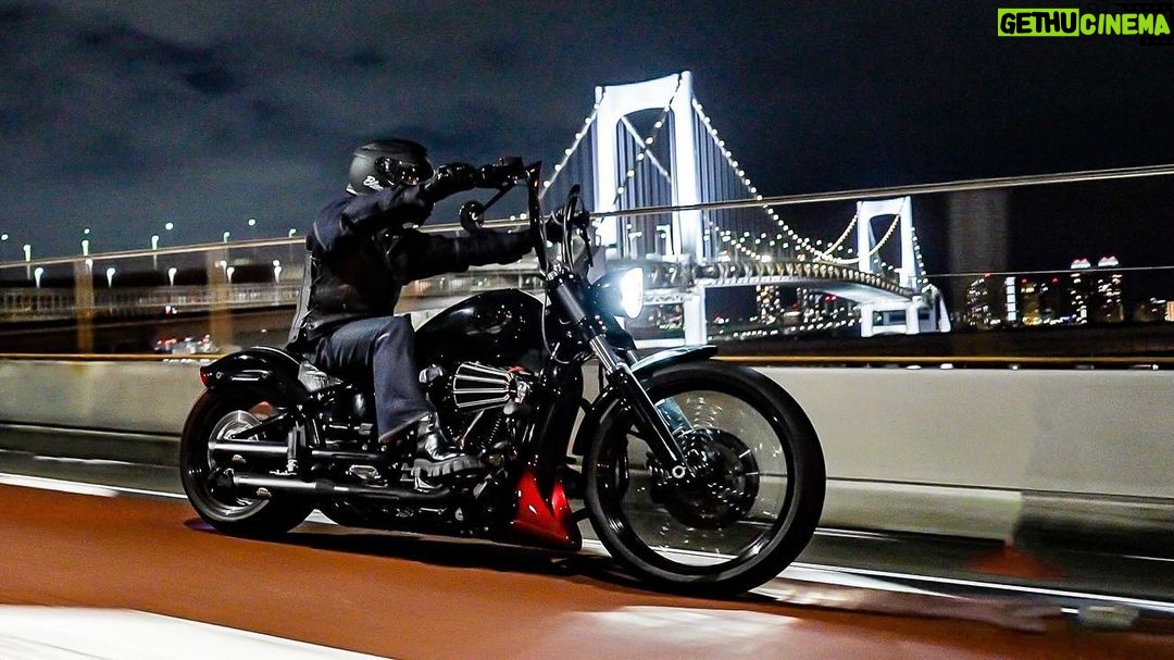 Sota Hanamura Instagram - We are "BLACKHORSE" 我らが専属メカニック矢野さんと 万年仮入部カツと 5人で次は撮りたい! @masao_mob @rennnf @yano_soichiro7878 @5in_katsuhiro #da_ice #花村想太 #ハーレー #ハーレーダビッドソン #FXBRS #FXLRS #ブレイクアウト114 #ブレイクアウト #ローライダーs