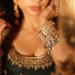 Soundarya Sharma Instagram - जबसे देखा है इन आँखों ने तुमको हम इन आँखों की नज़र उतारने लगे हैं || . . Shot by: @sjframes (Siddharth Jaiswar) Editor: @soorajprabhaa Assistant: @rahulsawant.photo Styled by: @styled_by_meera HMU by: @beautybysevy #reelsinstagram #reelsindia #instagood #indianwear #fashion #simplicity #ethnic #ethnicwear #traditional #SoundaryaSharma