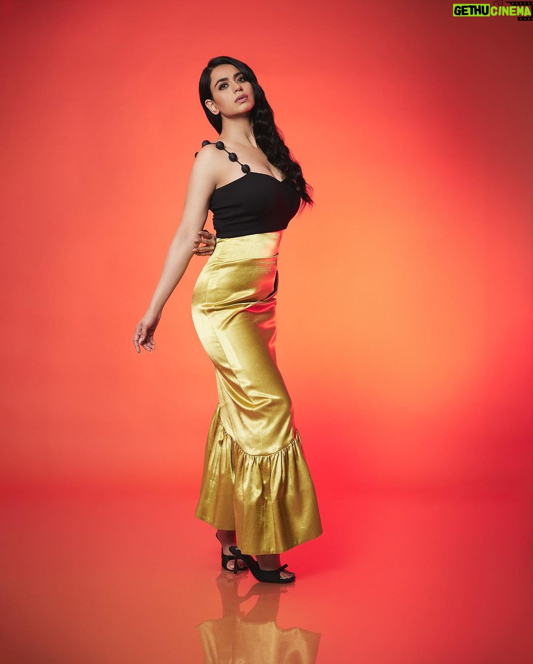 Soundarya Sharma Instagram - ๐ Todays Song inspiration: #chandrayan3 launch ๐ฐ๏ธ Shot by: @trishasarang Styled by: @khyatibusa Outfit: @kanganatrehanofficial Make Up: @mitavaswani Hair: @nidhiagarwalmua Location: @whiteboxstudiomumbai Repped: @palsandpeersentertainment