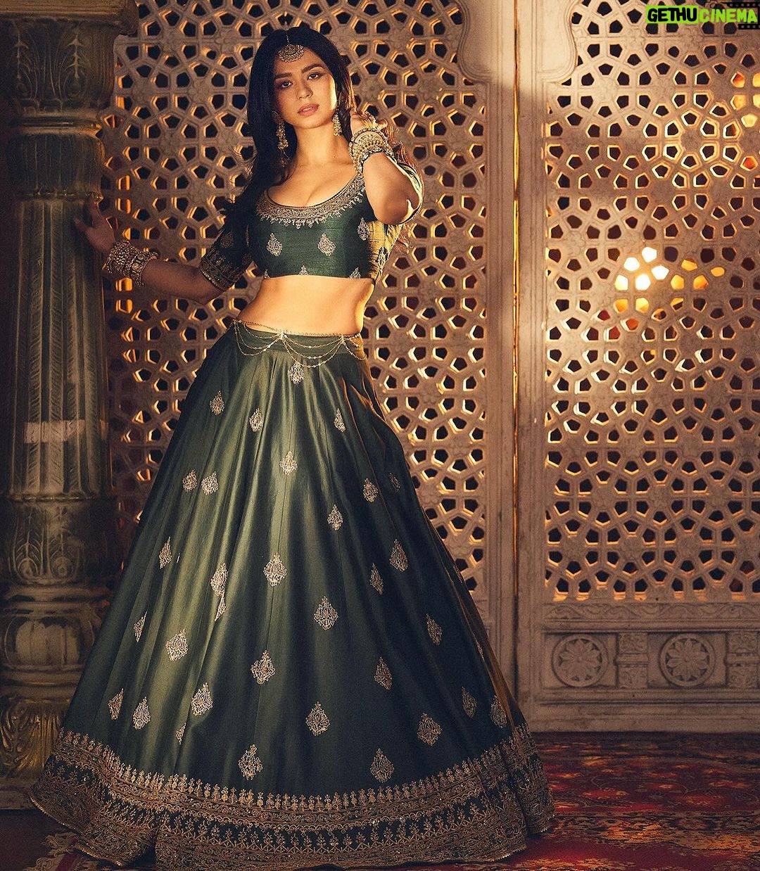 Soundarya Sharma Instagram - ये ही है चाहत तू रहे मेरी आदत 🌹 . . . . Lensed by: @trishasarang Styled by: @tryagaintoobad @styled_by_meera Lehenga: @jigarmaliofficial Jewellery : @rubyraangjewelry @aquamarine_jewellery @shopravyaa @vblitzcommunications HMU by: @beautybysevy
