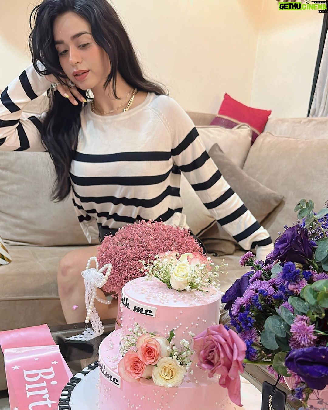 Soundarya Sharma Instagram - 20.09.2023 Happy Birthday To me π€π§Ώππ So GRATEFUL π And it has begun!! On this Ganesh Chaturthi, I feel Bappa has really given me a big hug though he has always blessed me! Thank you Maa & Papa for giving me birth & being the bestest parents, giving the best life I could have imagined ππΌπ So blessed! Special thanks to All my friends who love me so much and have always been there while I was alone hustling here in Tinsel town right from Mumbai to LA & the fans who are n have poured so much love to me Alwaysβ£οΈ Okay enough of my thank you speech to begin with ππ«Άπ»π PS: This cake is also Fan made π You guys are the best! #HappyBirthdayToMe