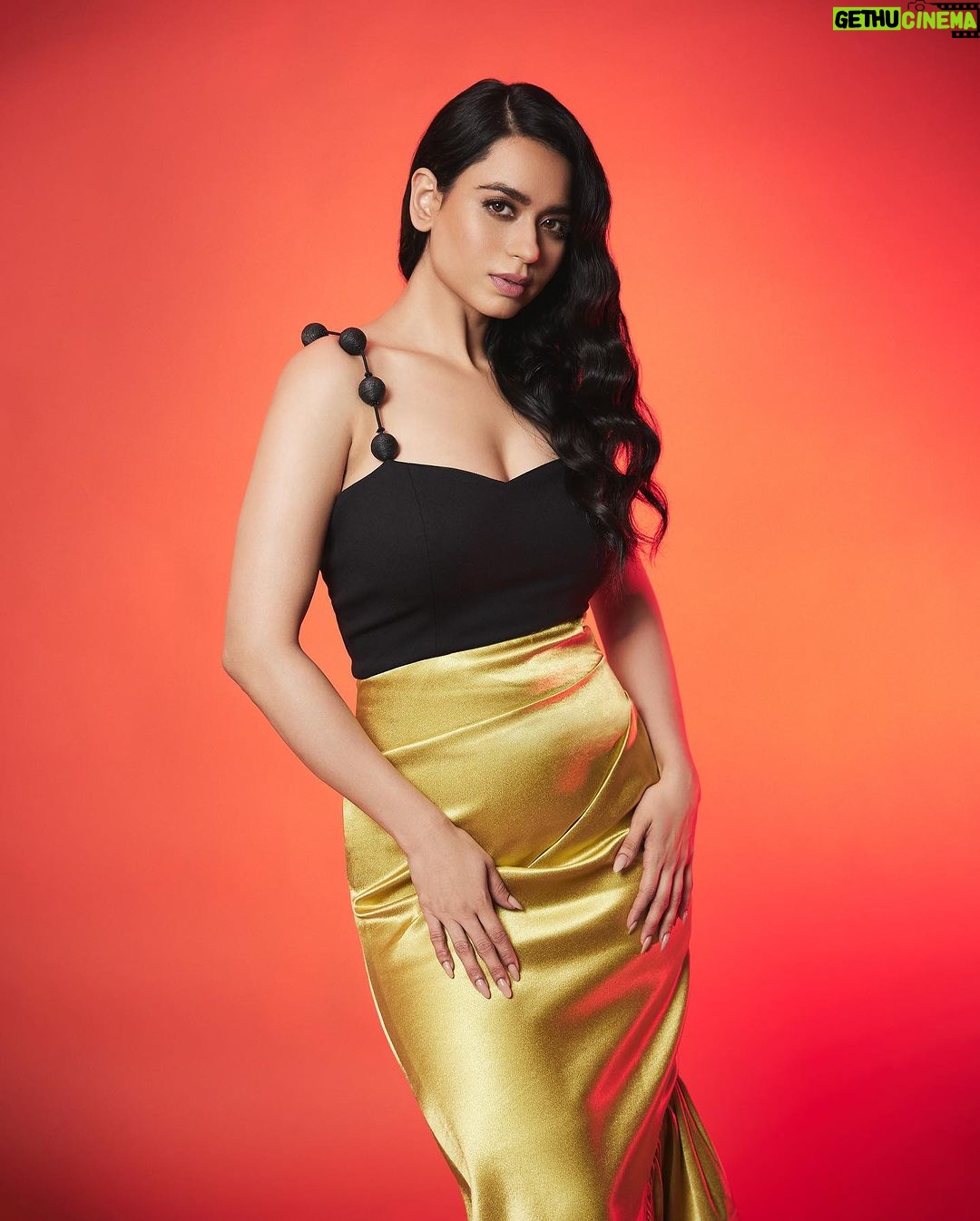 Soundarya Sharma Instagram - ๐ Todays Song inspiration: #chandrayan3 launch ๐ฐ๏ธ Shot by: @trishasarang Styled by: @khyatibusa Outfit: @kanganatrehanofficial Make Up: @mitavaswani Hair: @nidhiagarwalmua Location: @whiteboxstudiomumbai Repped: @palsandpeersentertainment