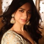 Soundarya Sharma Instagram - तुम मिल सको तो मिल लेना, कह सको तो कह देना….. ❤️‍🔥 #SoundaryaSharma #instagood #reels #ReelsInstagram #indianwear #trendingreels #traditional #loveforindianwear #lehengas #fashion #simplicity #ethnicwear